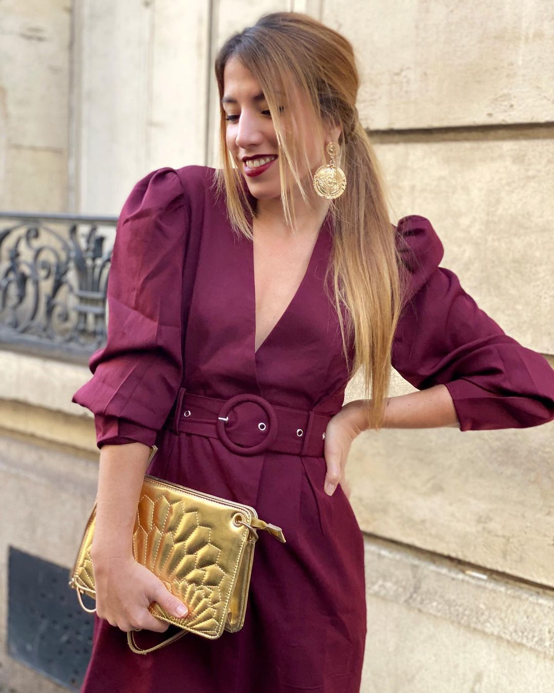 Cómo llevar un bolso dorado: 20 ideas para lucir looks elegantes
