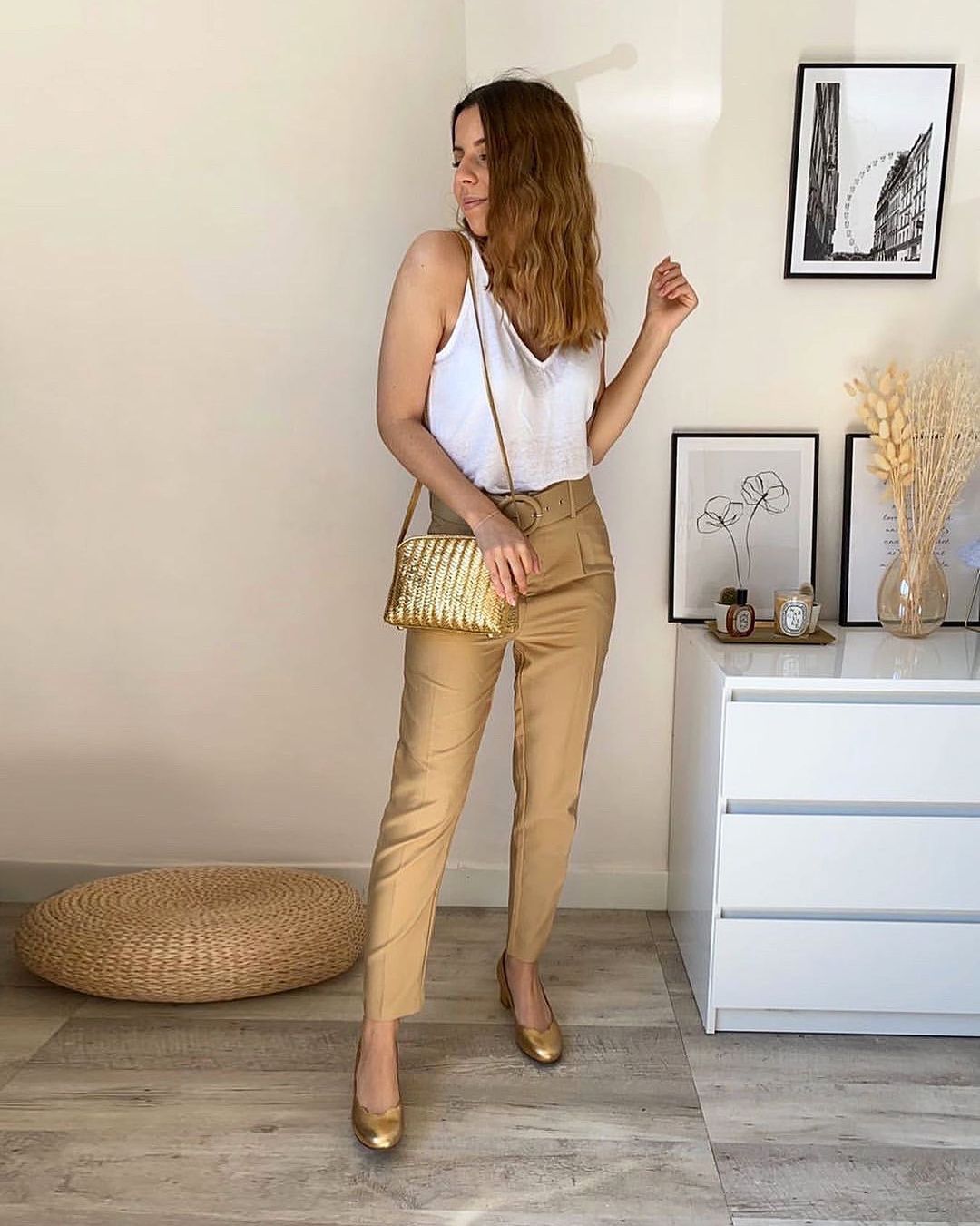 Cómo llevar un bolso dorado: 20 ideas para lucir looks elegantes