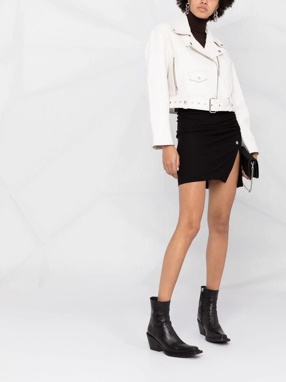 30 looks impactantes con chaqueta blanca para que estés siempre a la moda