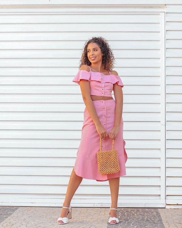 30 looks con falda rosa que destilan estilo y romanticismo