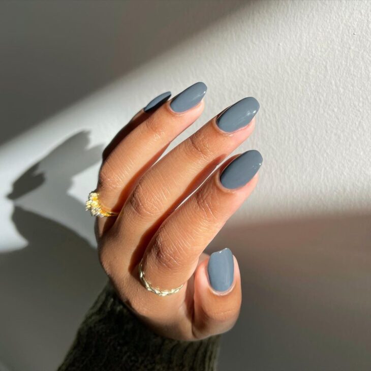 esmalte de uñas gris 5