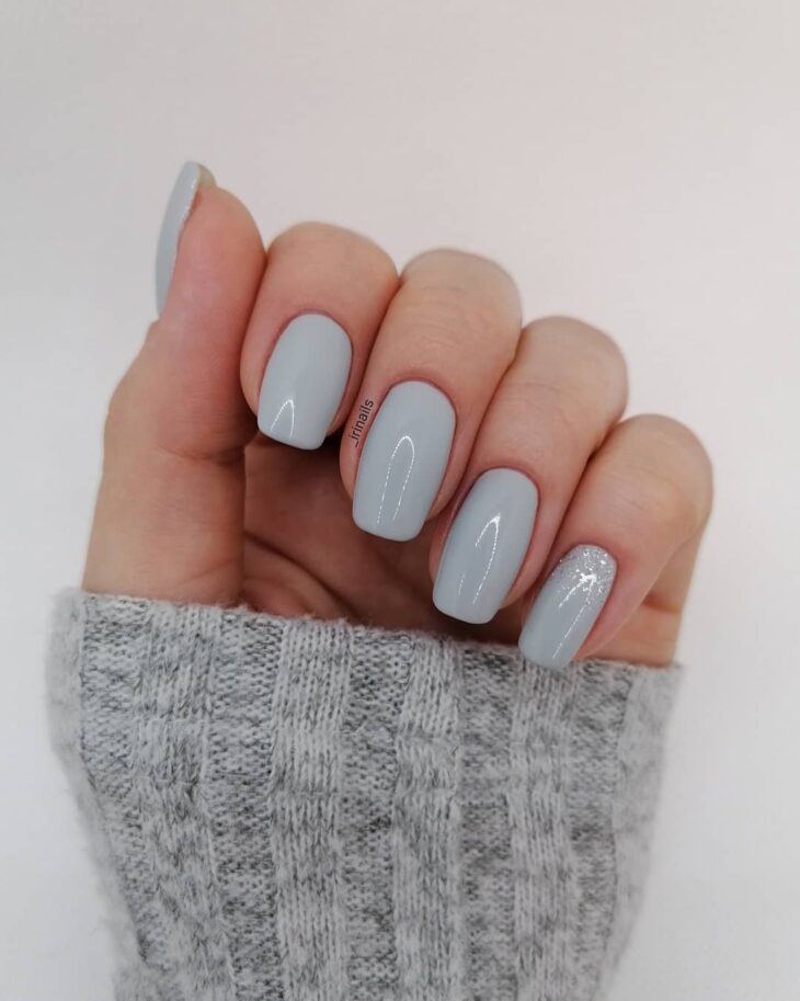esmalte de uñas gris 4