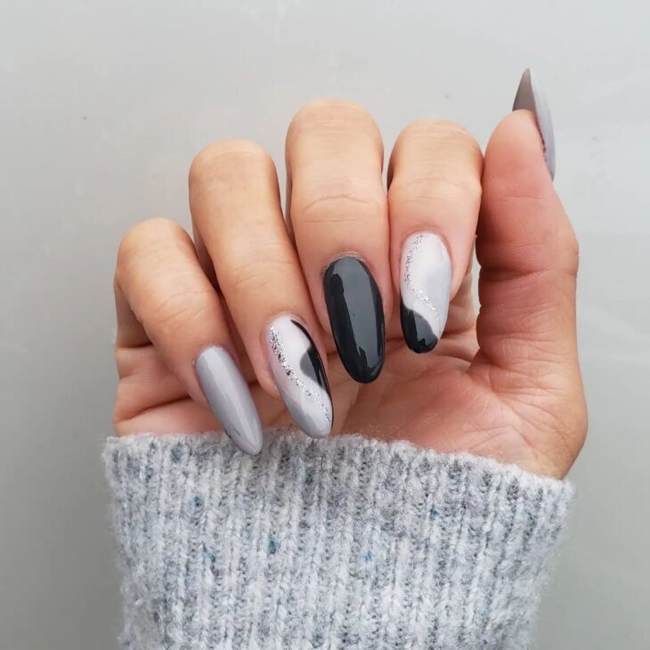 esmalte de uñas gris 16
