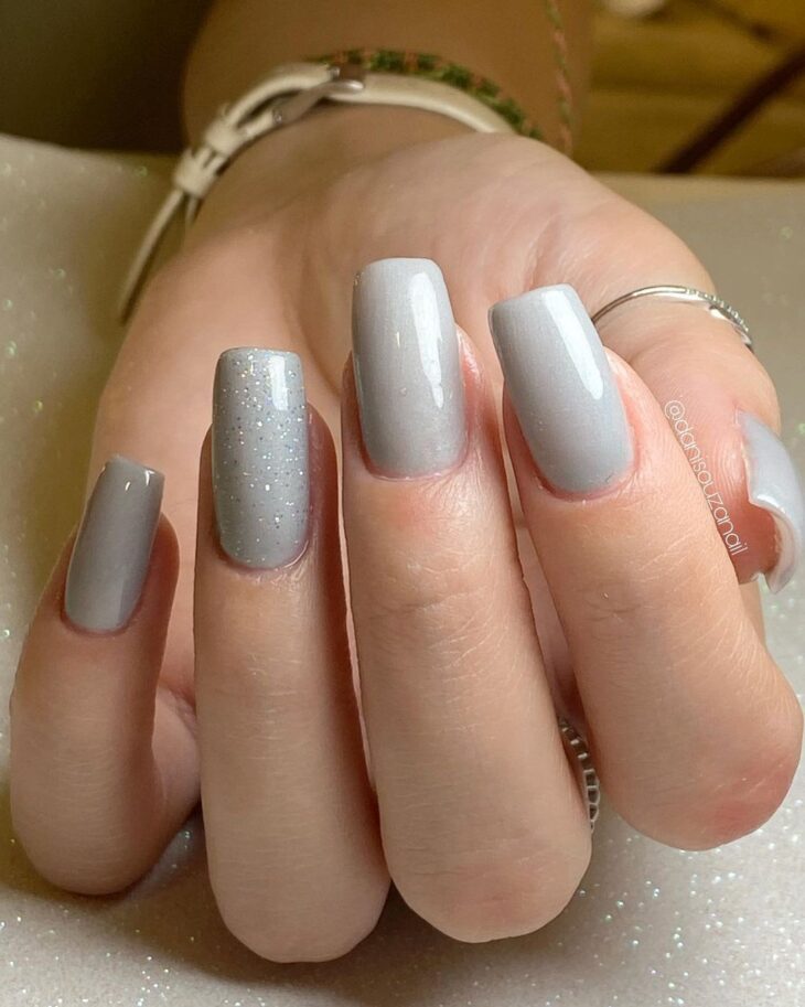 esmalte de uñas gris 24