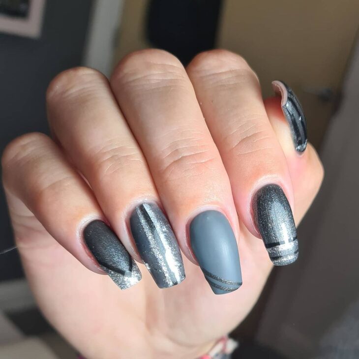 esmalte de uñas gris 45
