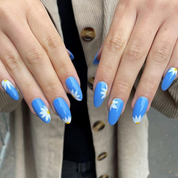 esmalte de uñas azul 7