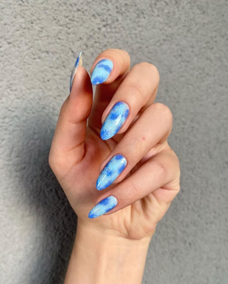 esmalte de uñas azul 8