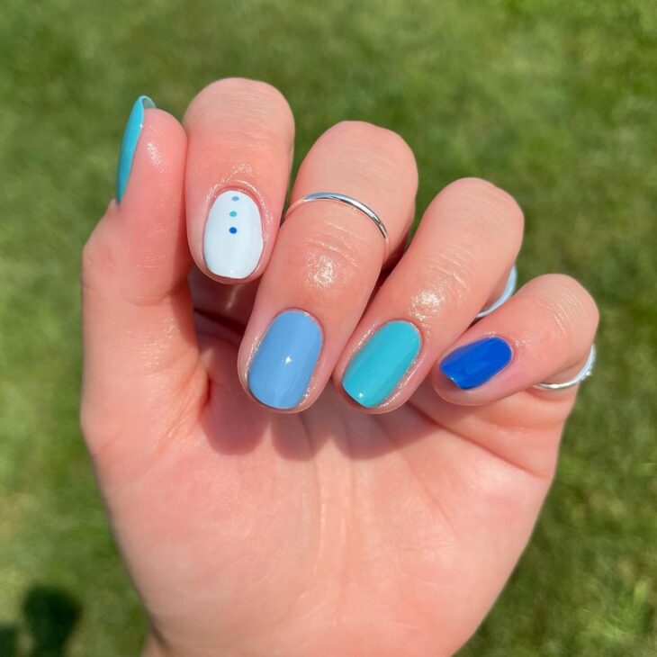 esmalte de uñas azul 13