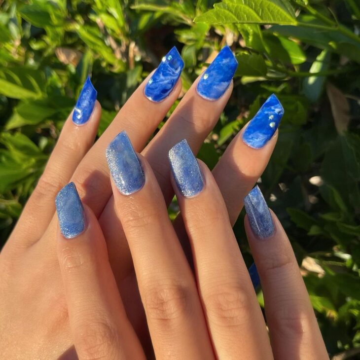 esmalte de uñas azul 26