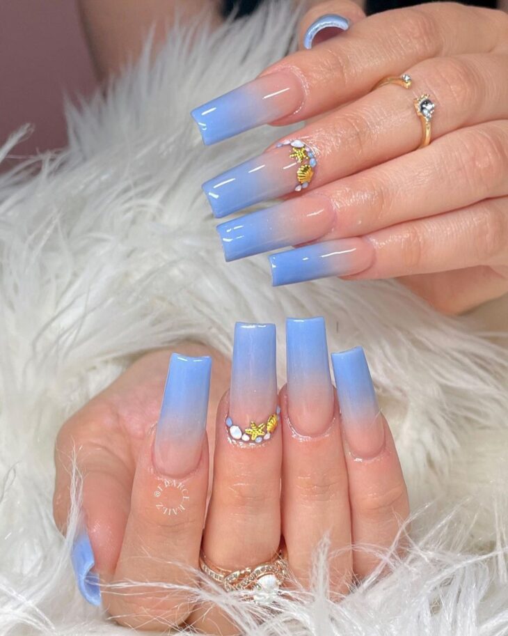 esmalte de uñas azul 32