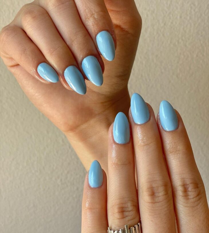 esmalte de uñas azul 31