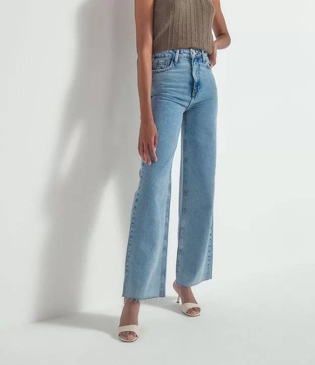 30 looks con jeans de pierna ancha y opciones para comprar el outfit