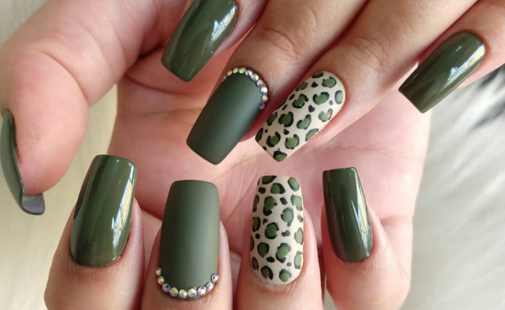 esmalte de uñas verde militar 1