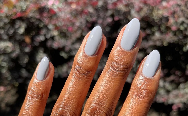 60 ideas de esmalte de uñas gris para rockear el clásico