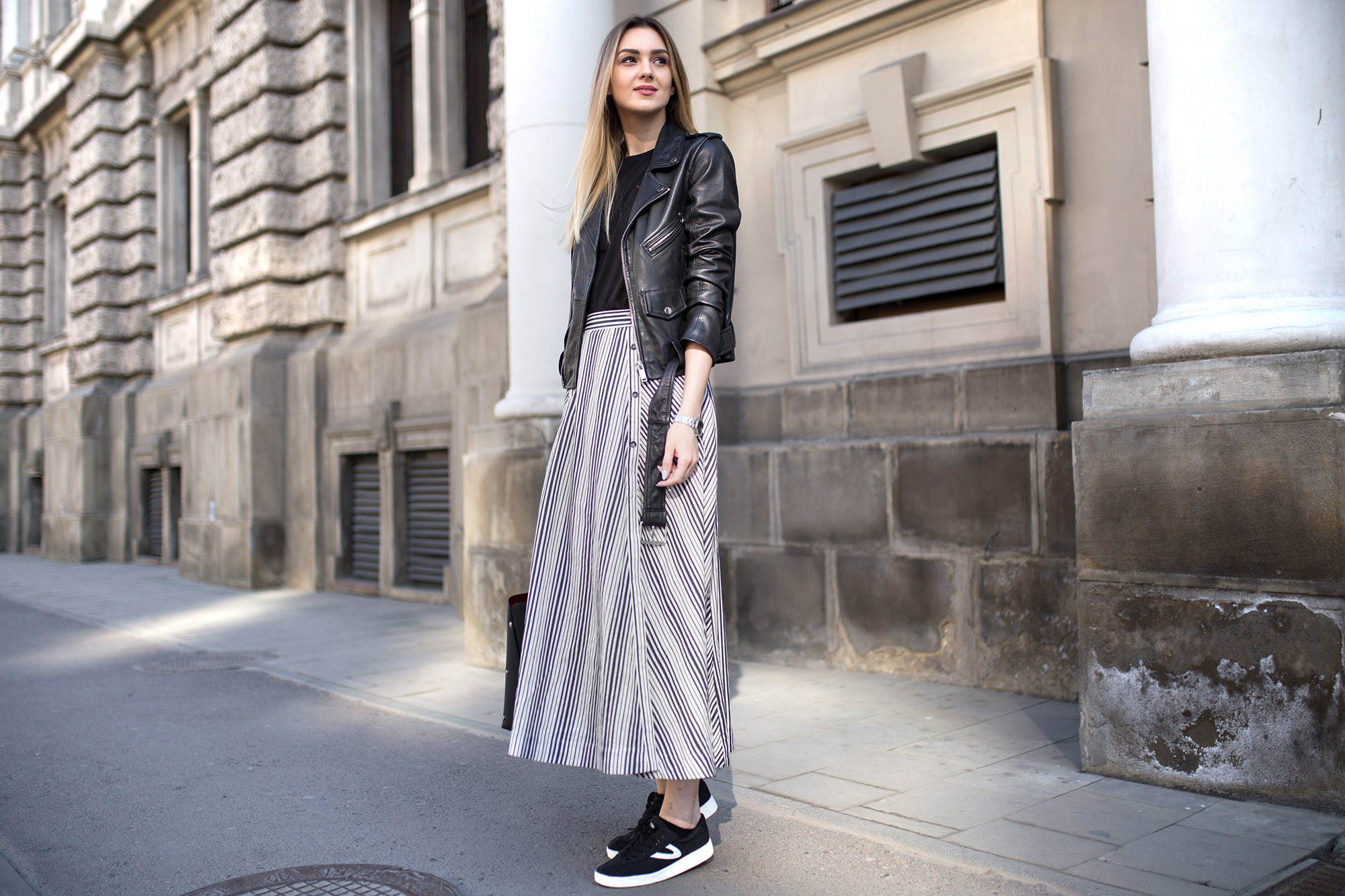 Falda midi con zapatillas: versatilidad y estilo para diferentes momentos
