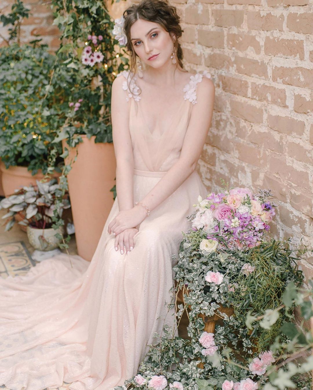 80 hermosos modelos de vestidos de novia rosas para escapar de lo obvio