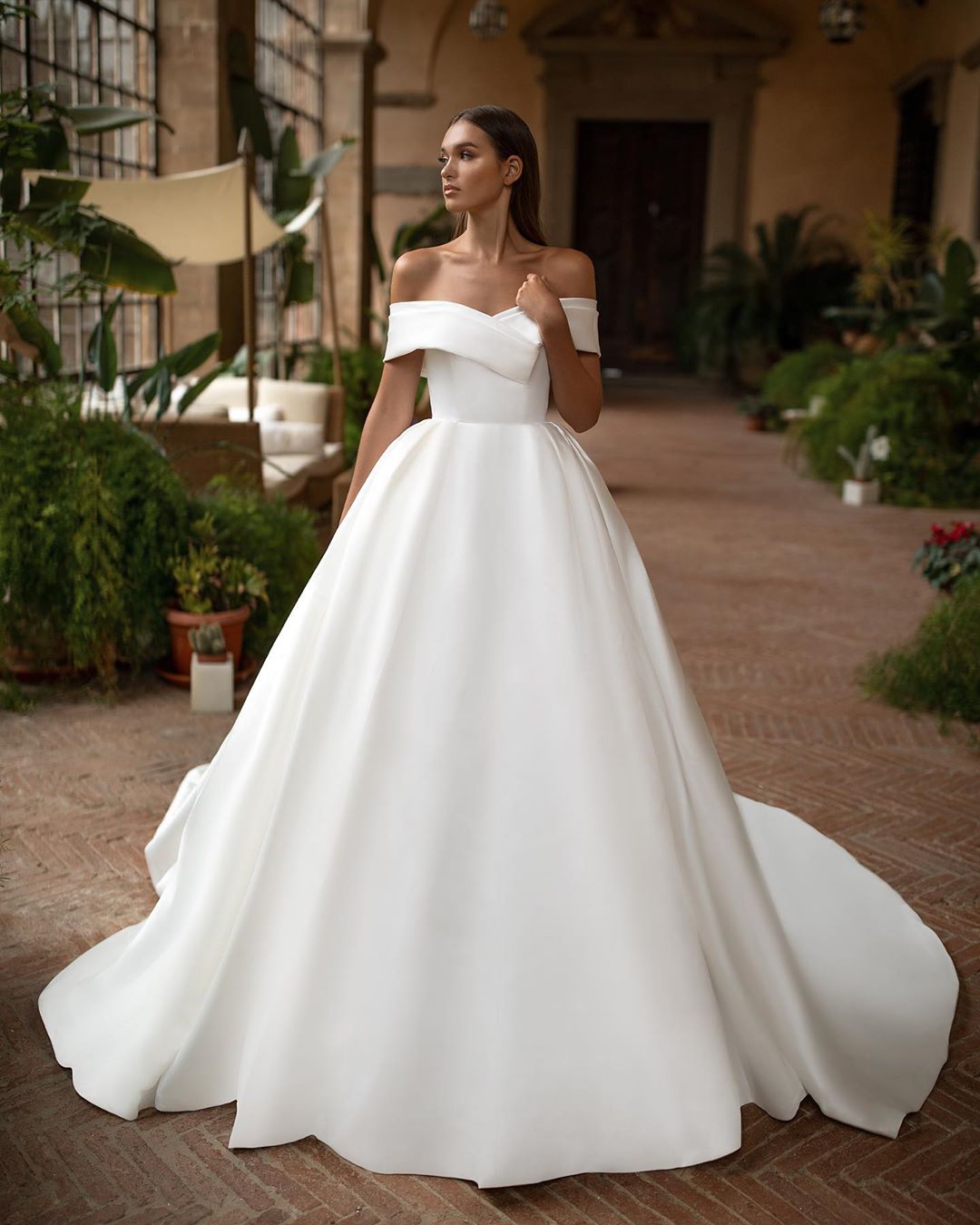 Vestido de novia con hombros descubiertos: encuentra el modelo perfecto para ti